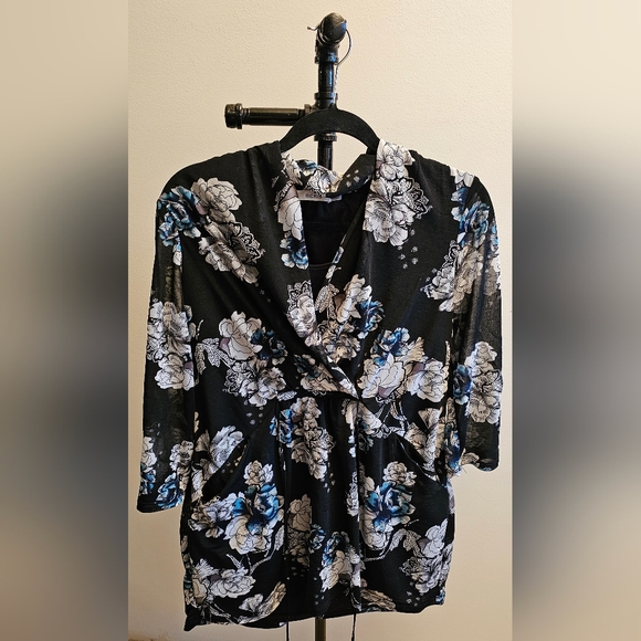 Ricki's Size Large Black/White/Blue Top that ties back! - Picture 1 of 4